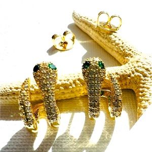 Aretes de serpiente abrillantada con piedras verdes brillantes en los ojos.